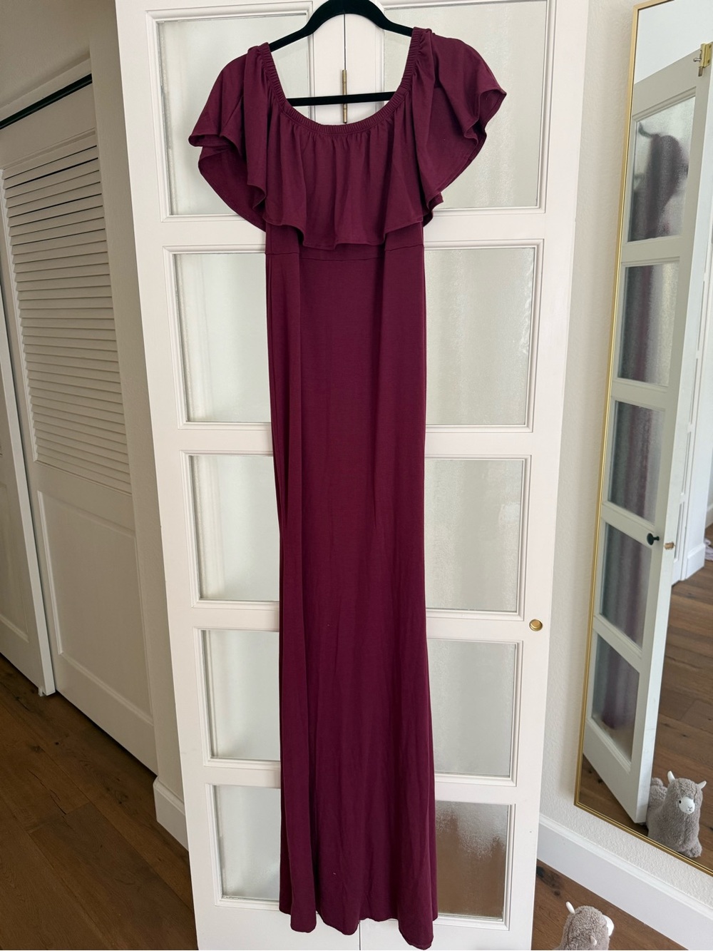 Glampunch Off-Shoulder maternity dress Ruffle Maxi Dress - Burgundy photoshoot